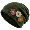 Gorro de Punto Verde con Flores Tejidas