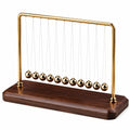 Péndulo de Newton Dorado con Base de Madera y 9 Bolas